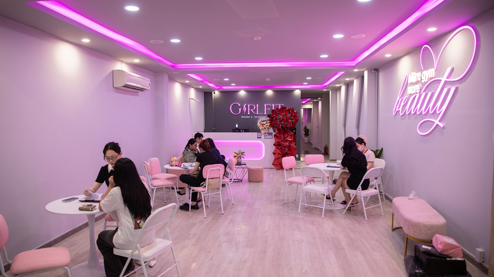 Không gian quầy lễ tân tại GirlFit - phòng gym dành riêng cho nữ