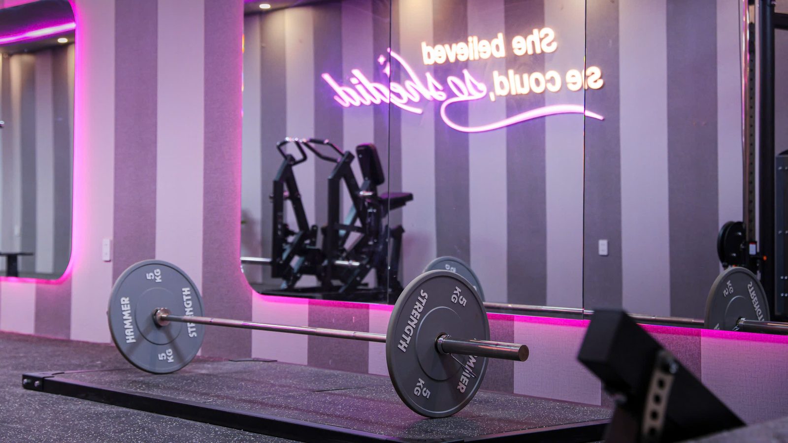 Dụng cụ tập tạ tại GirlFit